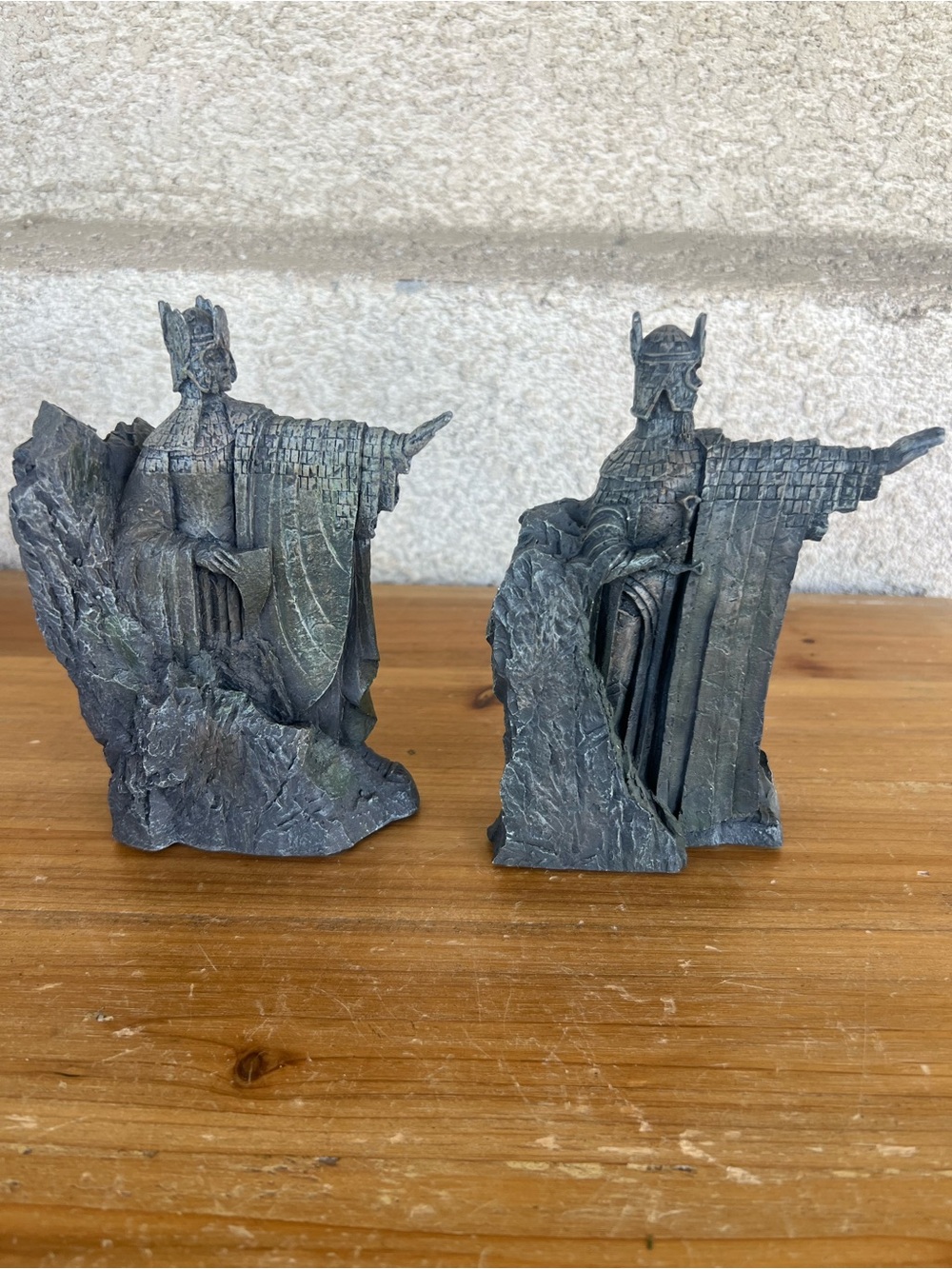 Regal Stone-Effect King Sculpture Pair - Gray